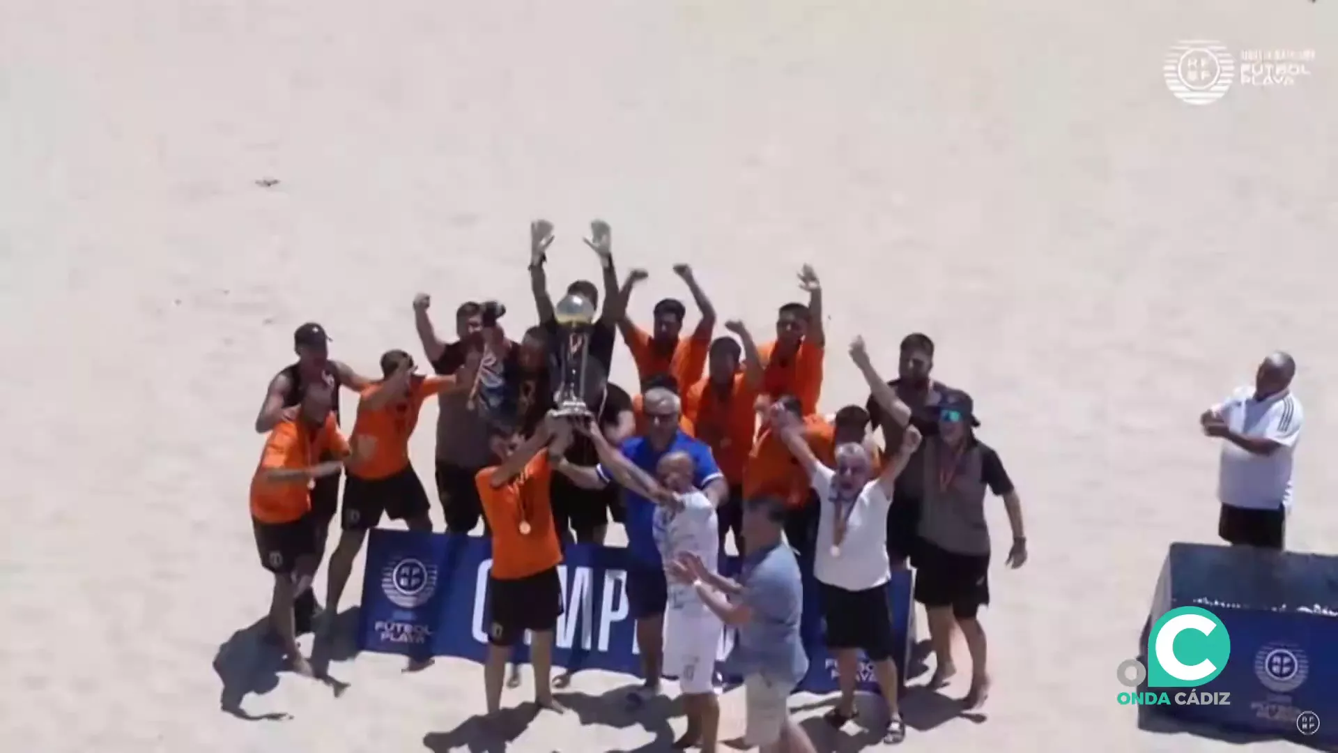 La plantilla celebra el titulo tras el último partido.