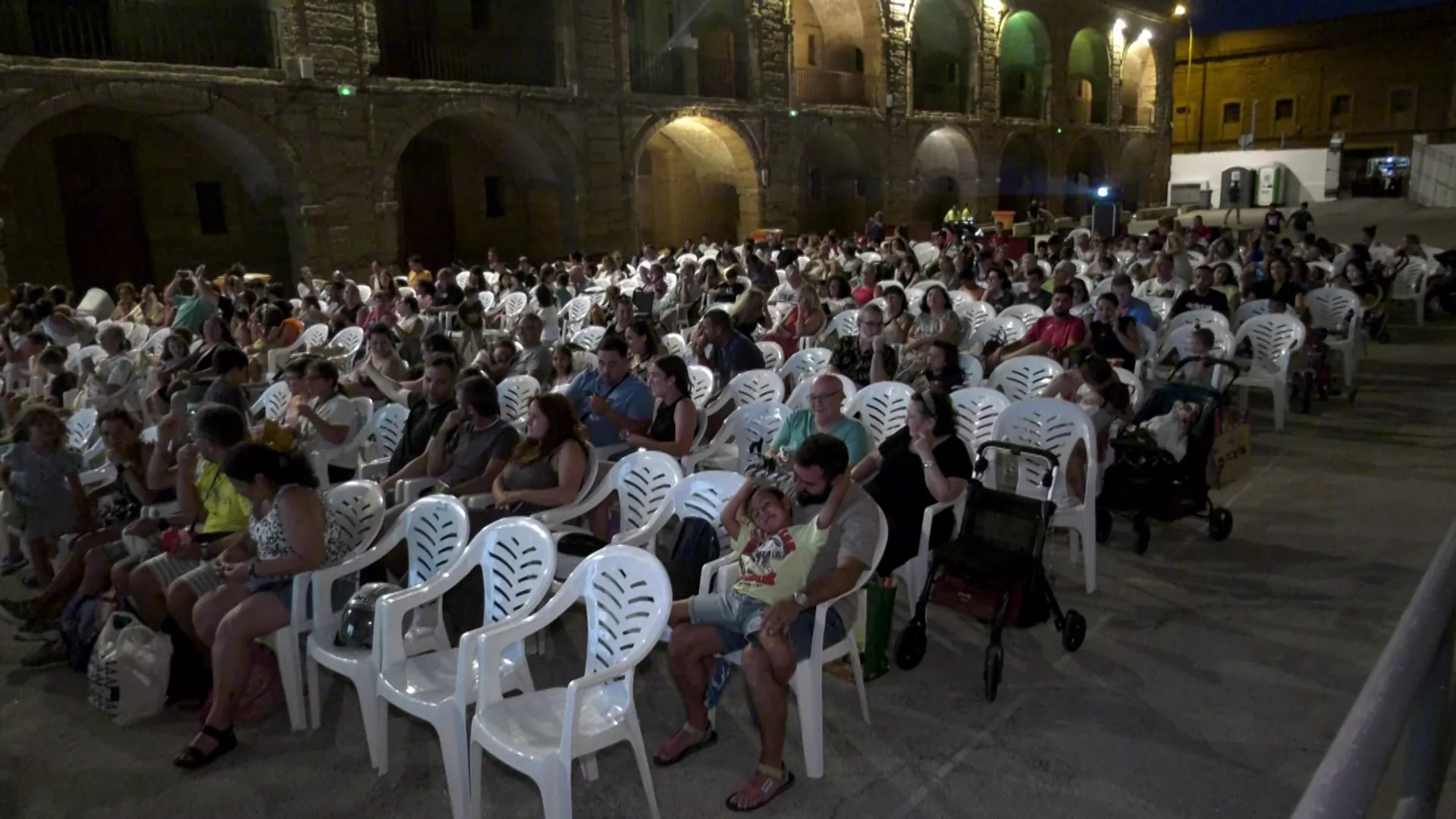 Numeroso público acudió a la primera cita veraniega en el patio del Niño Jesús