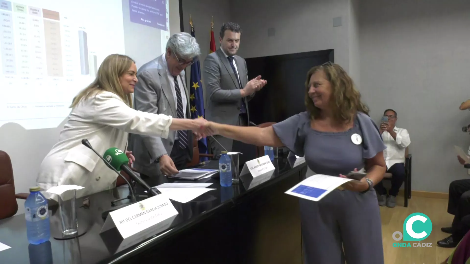 Uno de los reconocimientos que se efectuaron durante el transcurso del acto Uno de los reconocimientos que se efectuaron durante el transcurso del acto