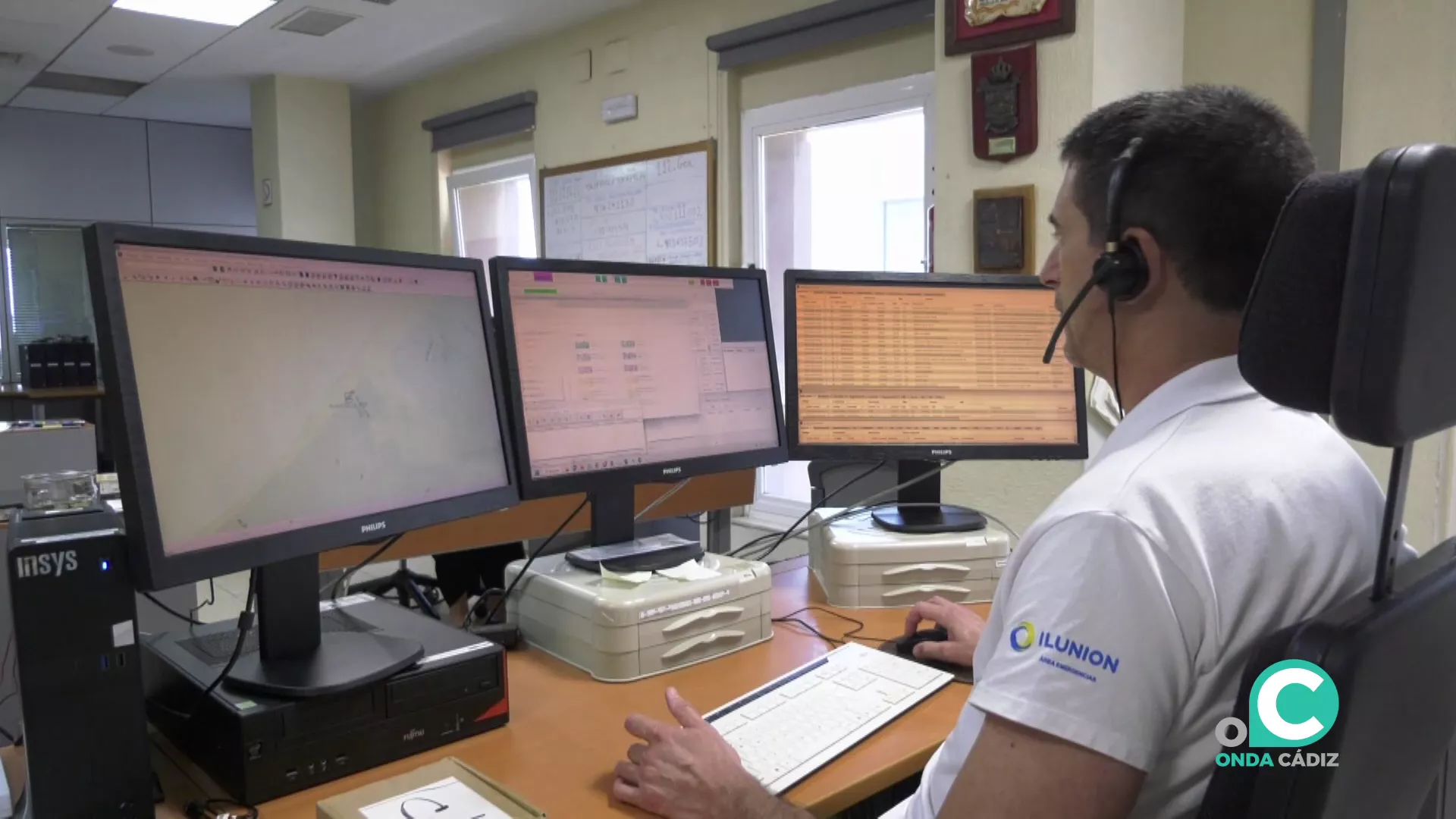 Un operario en el Centro de Coordinación de Emergencias del 112 