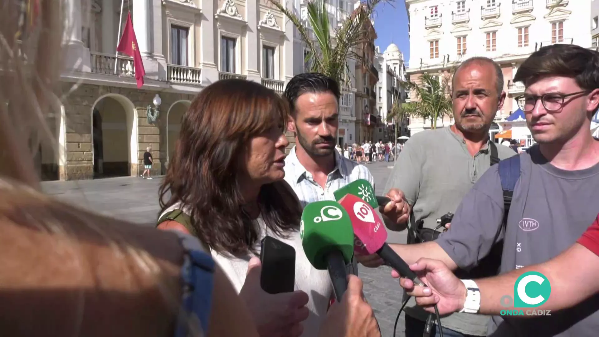 La concejal de Adelante Izquierda Gaditana, Helena Fernández, atiende a los medios de comunicación