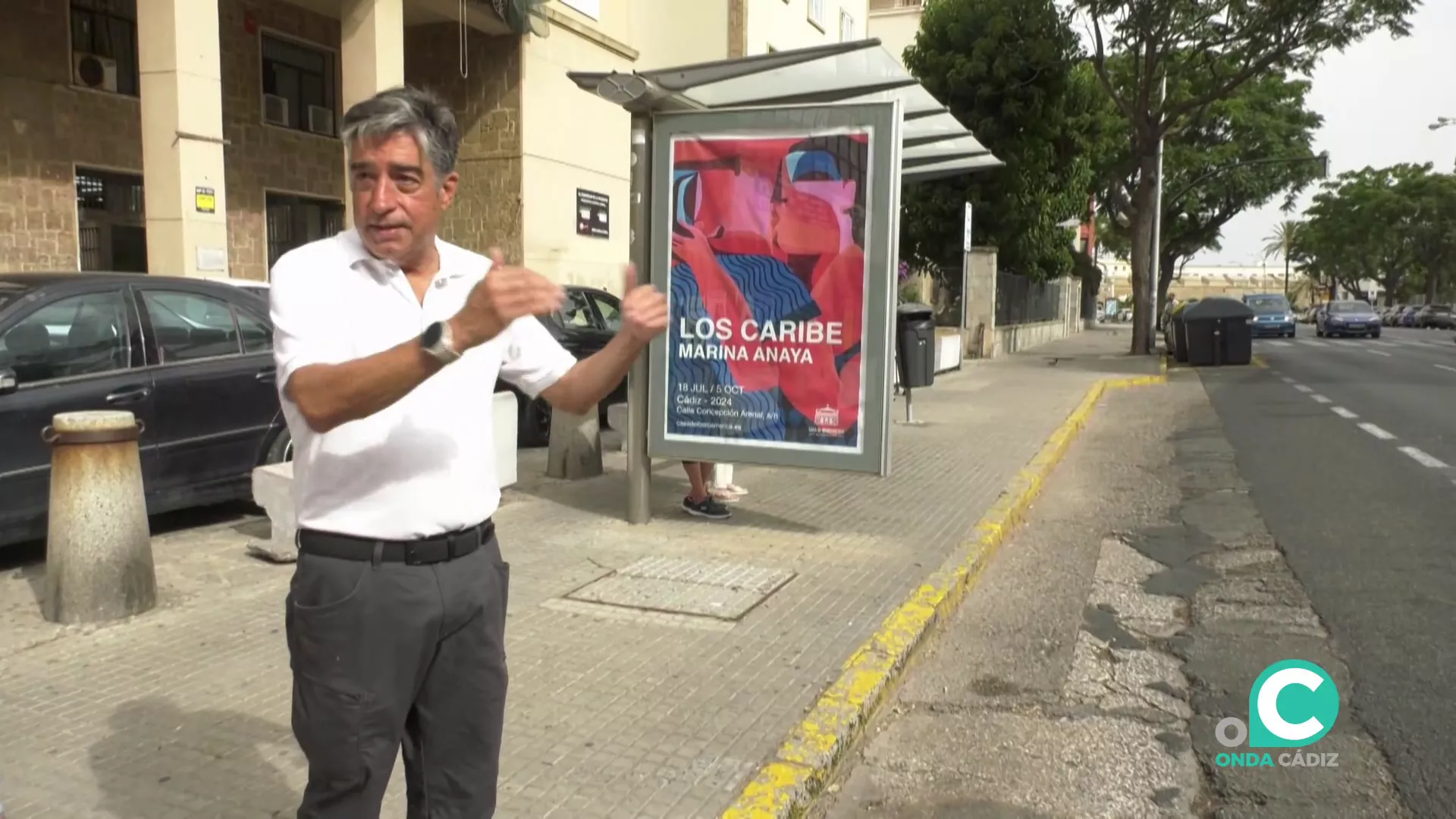 Javier Ripoll de La Zancada explica la dificultad de accesibilidad de una de las paradas de autobus urbano