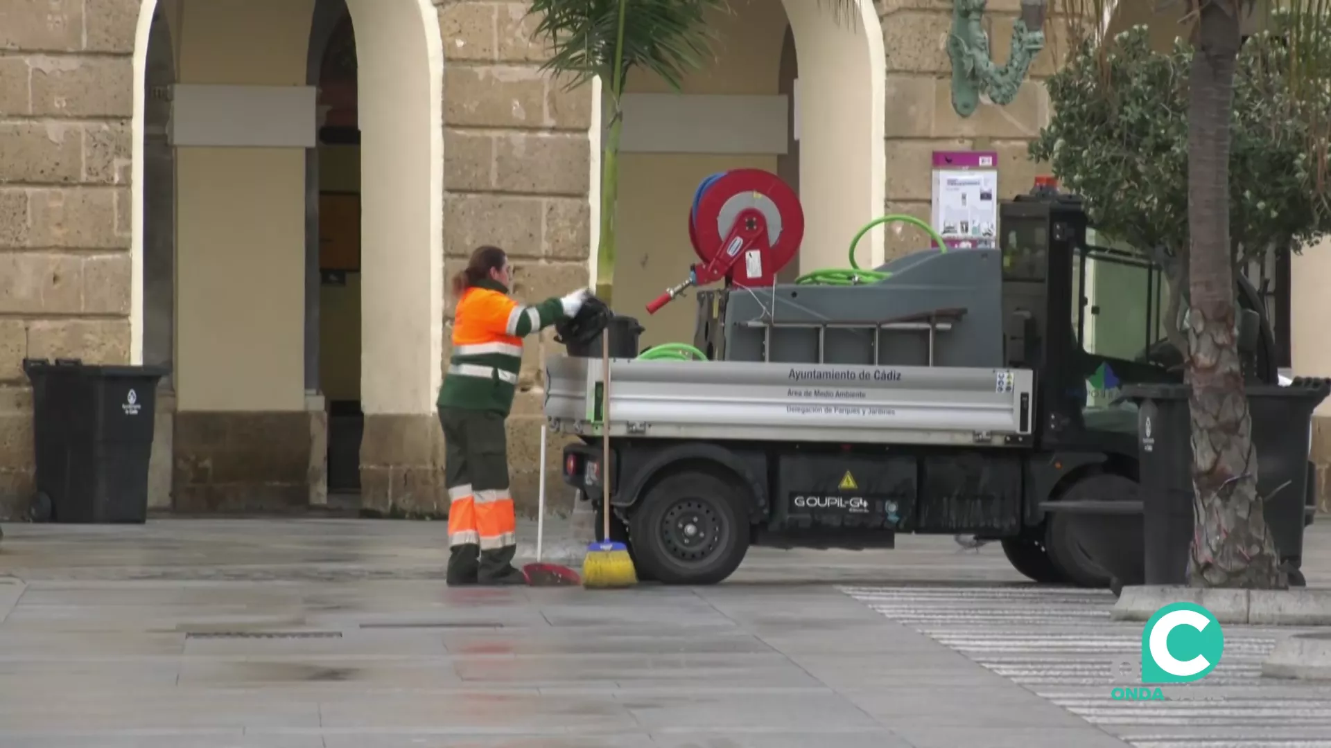 Una operaria del servicio de limpieza en la plaza de San Juan de Dios