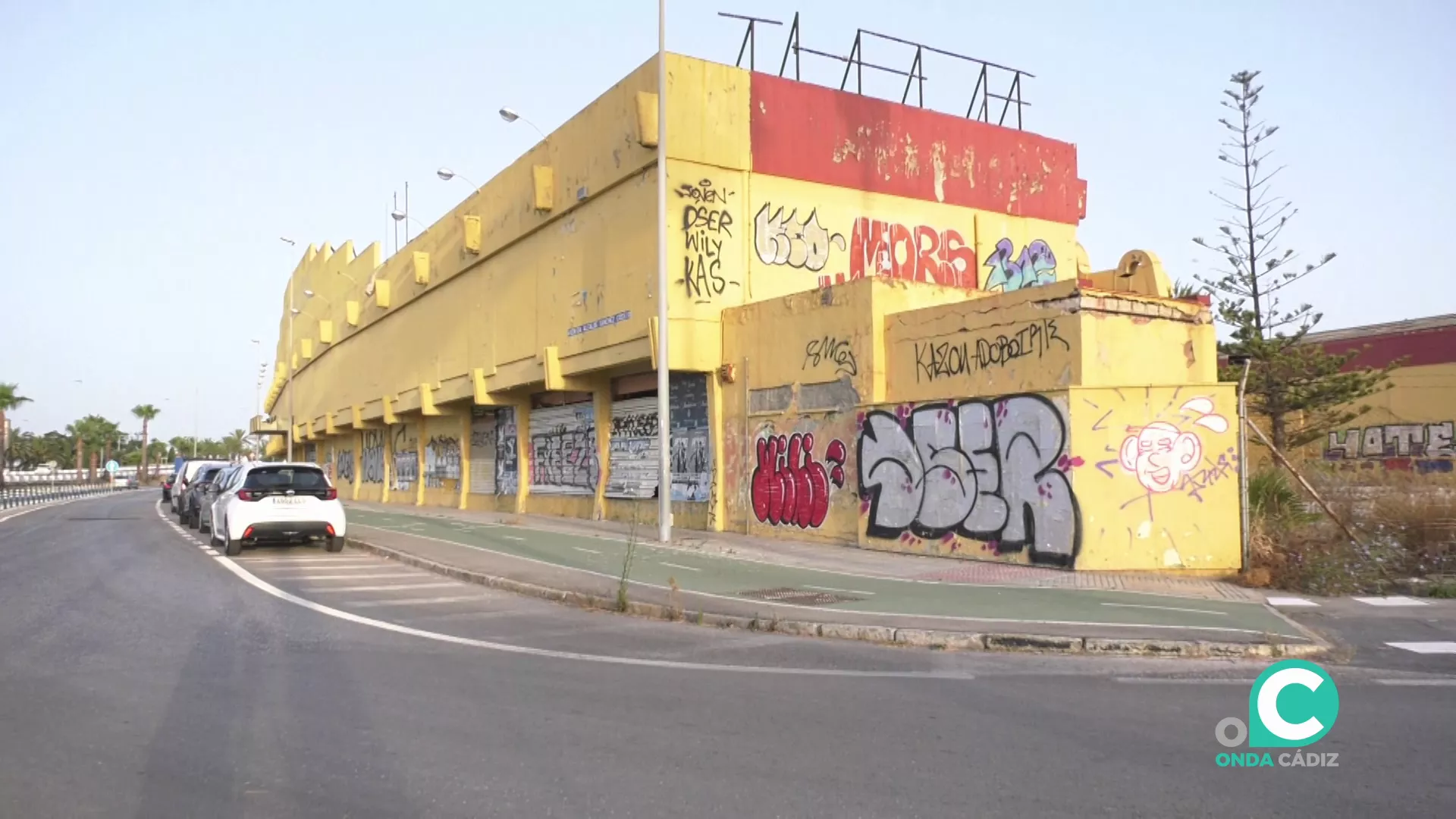 Aspecto actual del que fuera el histórico Hiper Cádiz a la entrada de la ciudad