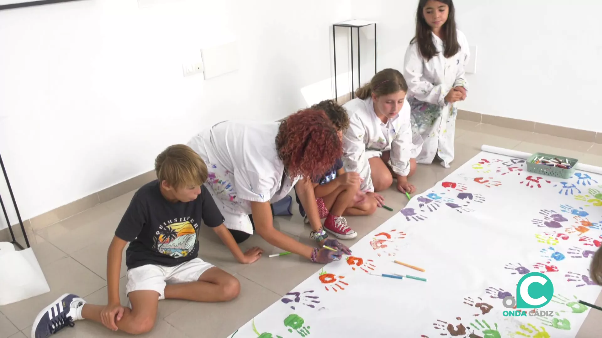 Monitores y alumnos durante el desarrollo de la divertida actividad