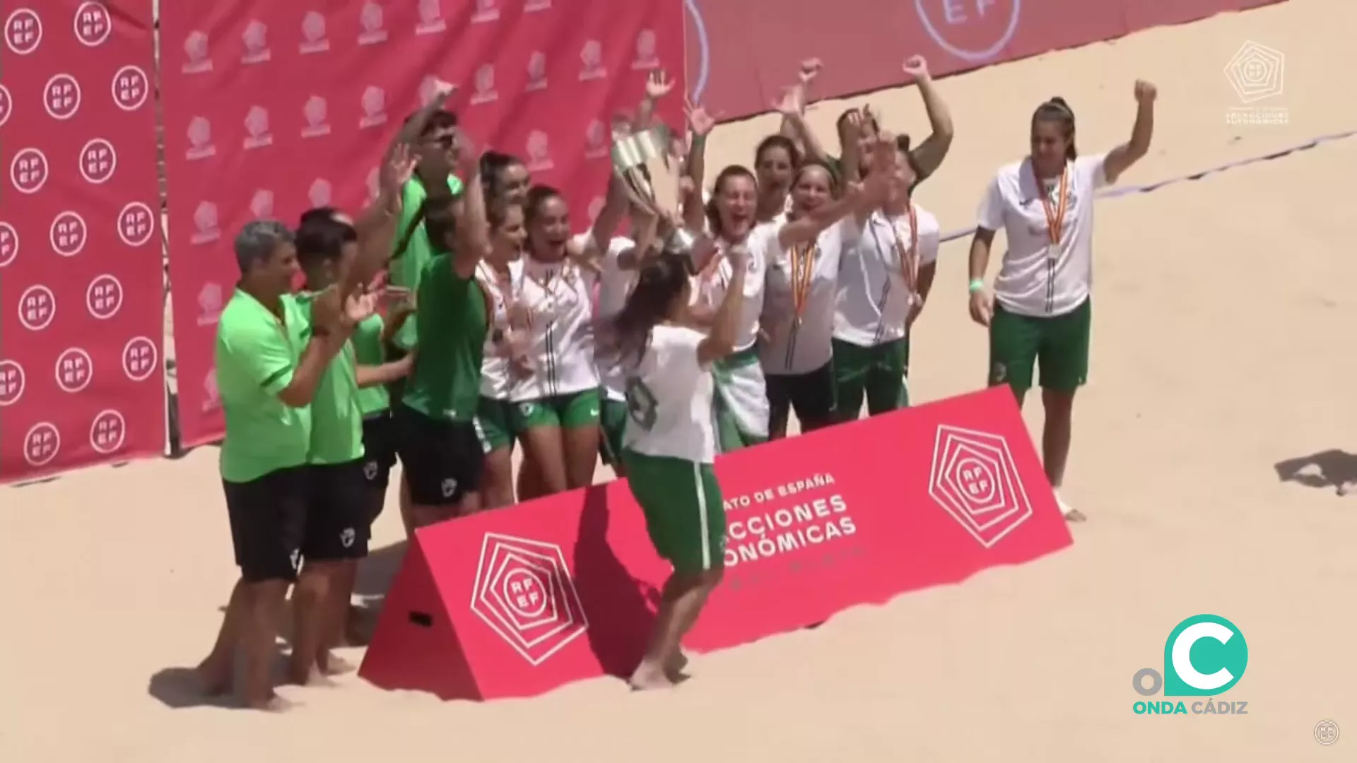 Las féminas andaluzas celebran el subcampeonato obtenido en el nacional