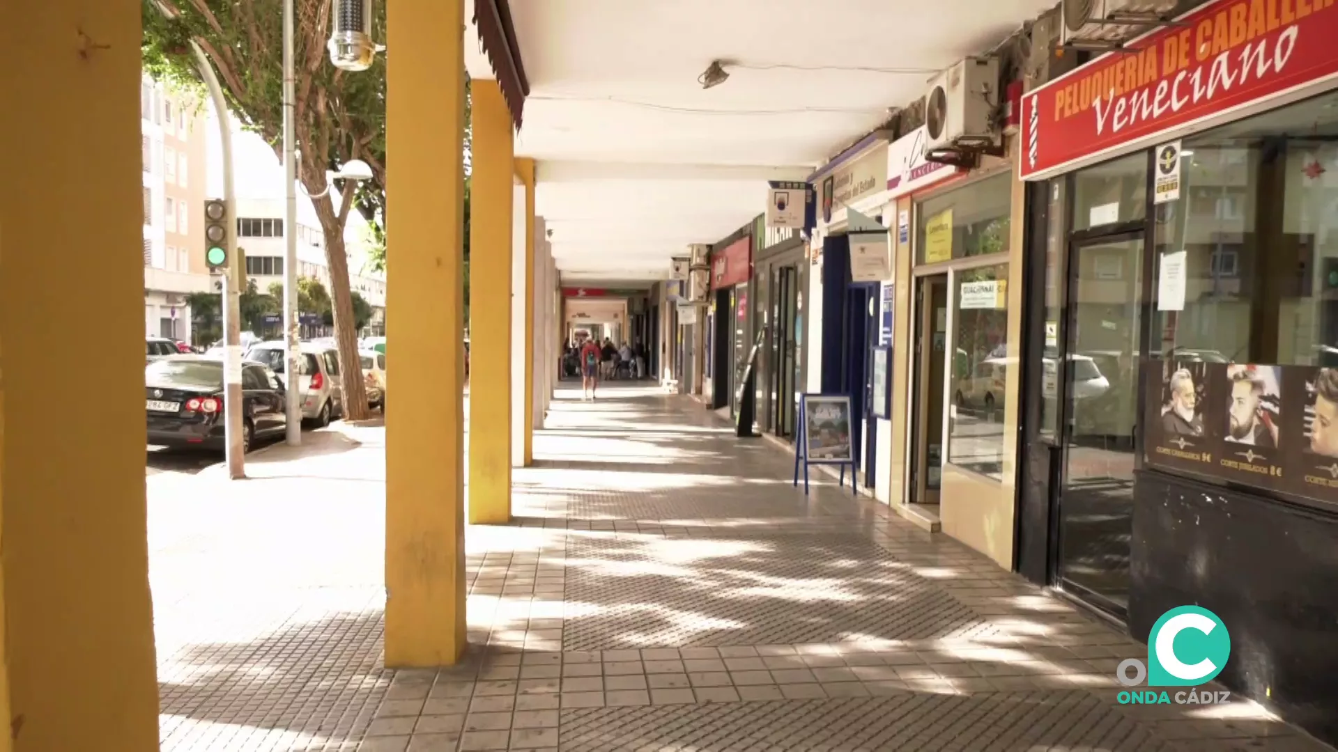 Comercios en la avenida Ana de Viya de la capital gaditana.