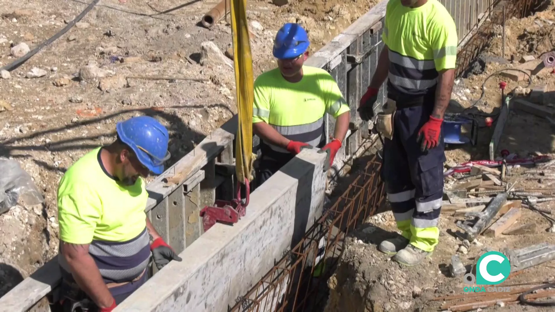 Imagen de una obra en la ciudad durante el verano