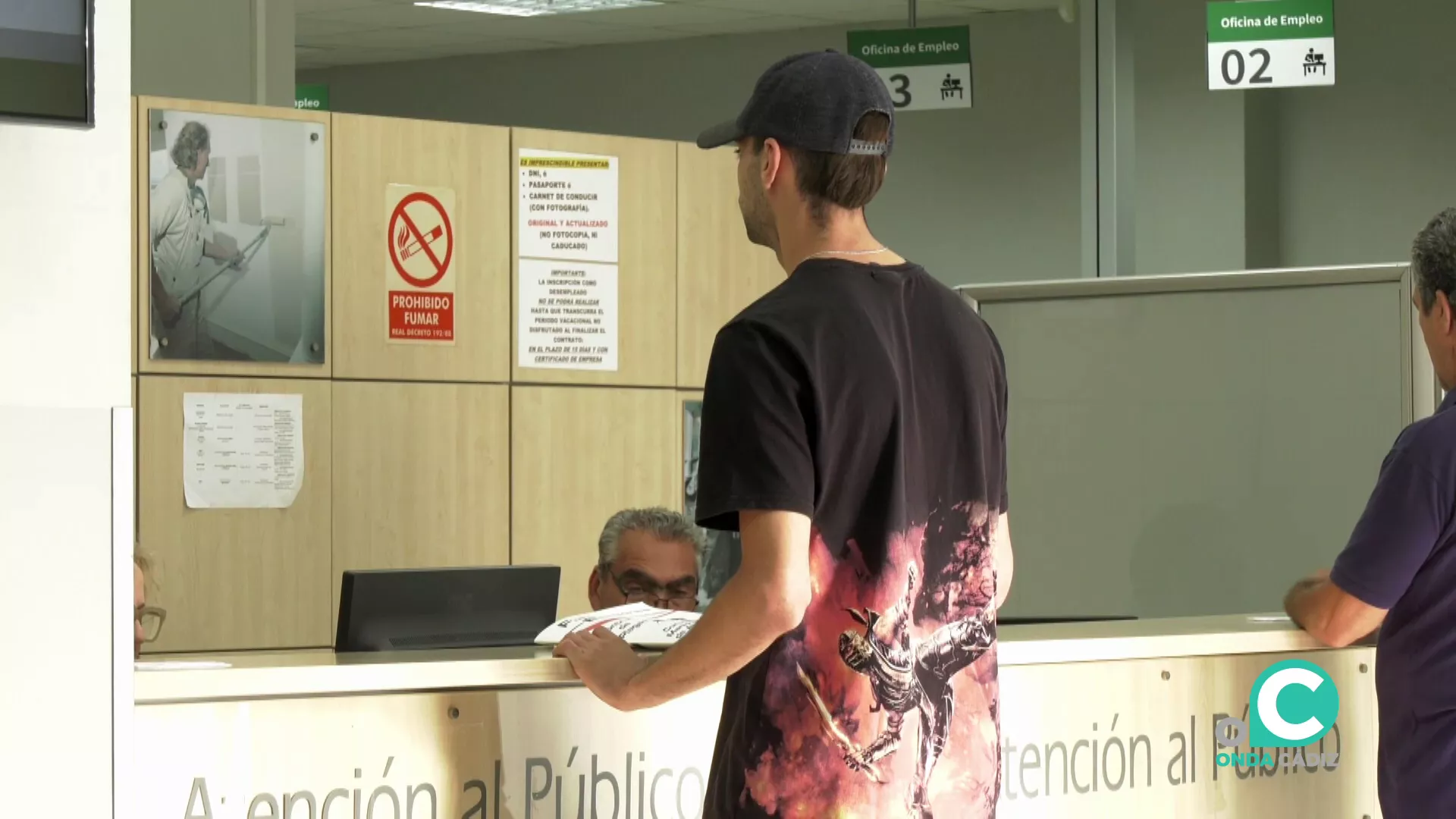 Un demandante en una oficina de empleo de Cádiz