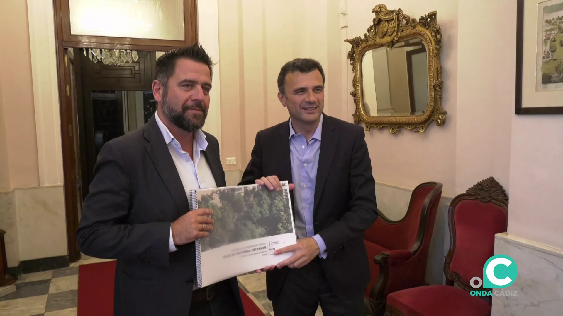 El delegado de la Zona Franca, Fran González, con el alcalde de Cádiz, Bruno García