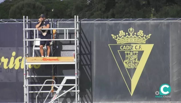 Paco López dirigiendo una sesión de entrenamiento en la Ciudad Deportiva Bahía de Cádiz