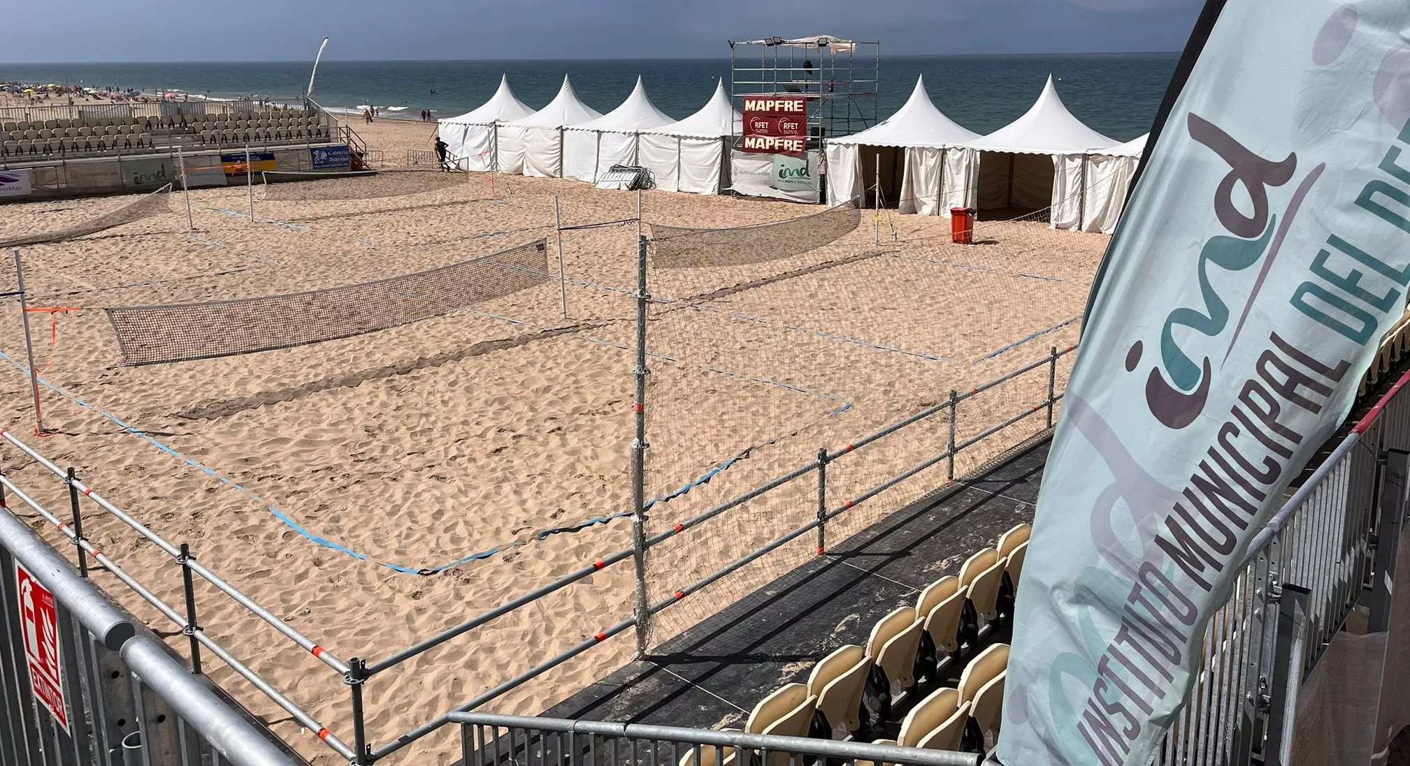 Una vista del emplazamiento deportivo puesto a punto para la Liga Nacional Mapfre de Tenis Playa.