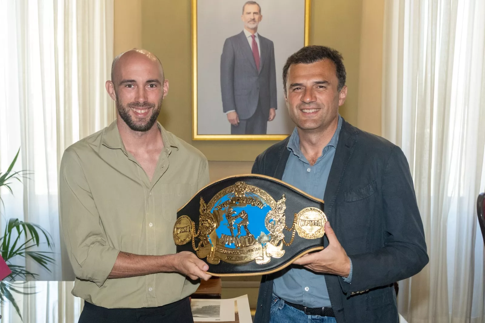 El regidor gaditano y Coello con el cinturón de campeón del mundo durante la recepción en alcaldía