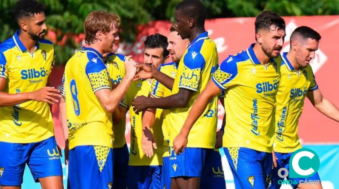 Los jugadores cadistas durante la celebración del gol que les ponía por delante (Foto: Cádiz CF)