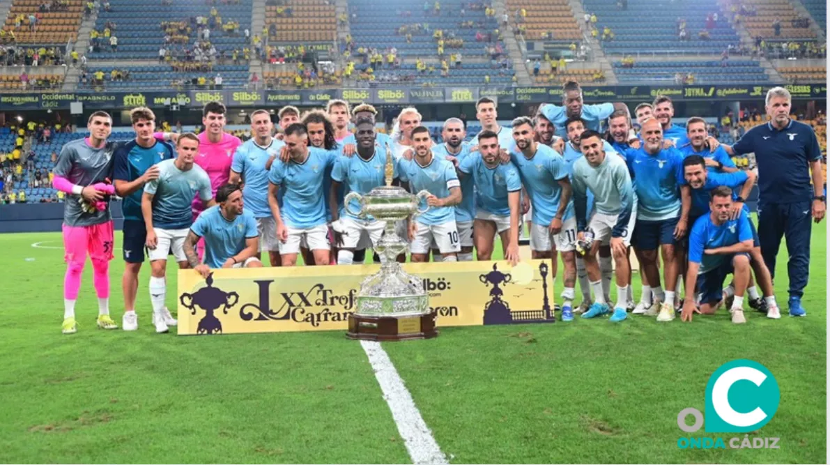 Los jugadores de la SS Lazio posan con el Trofeo (Foto: Cádiz CF)