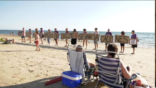 Los participante recorrieron la ribera para concienciar a los usarios de la playa de esta lacra