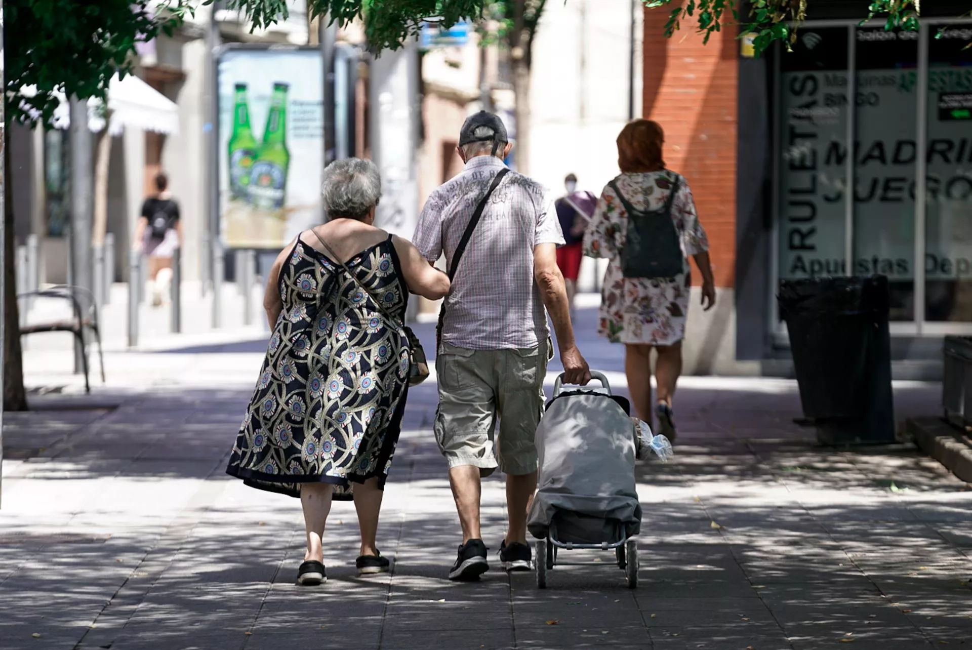 Una pareja de ancianos camina por la calle