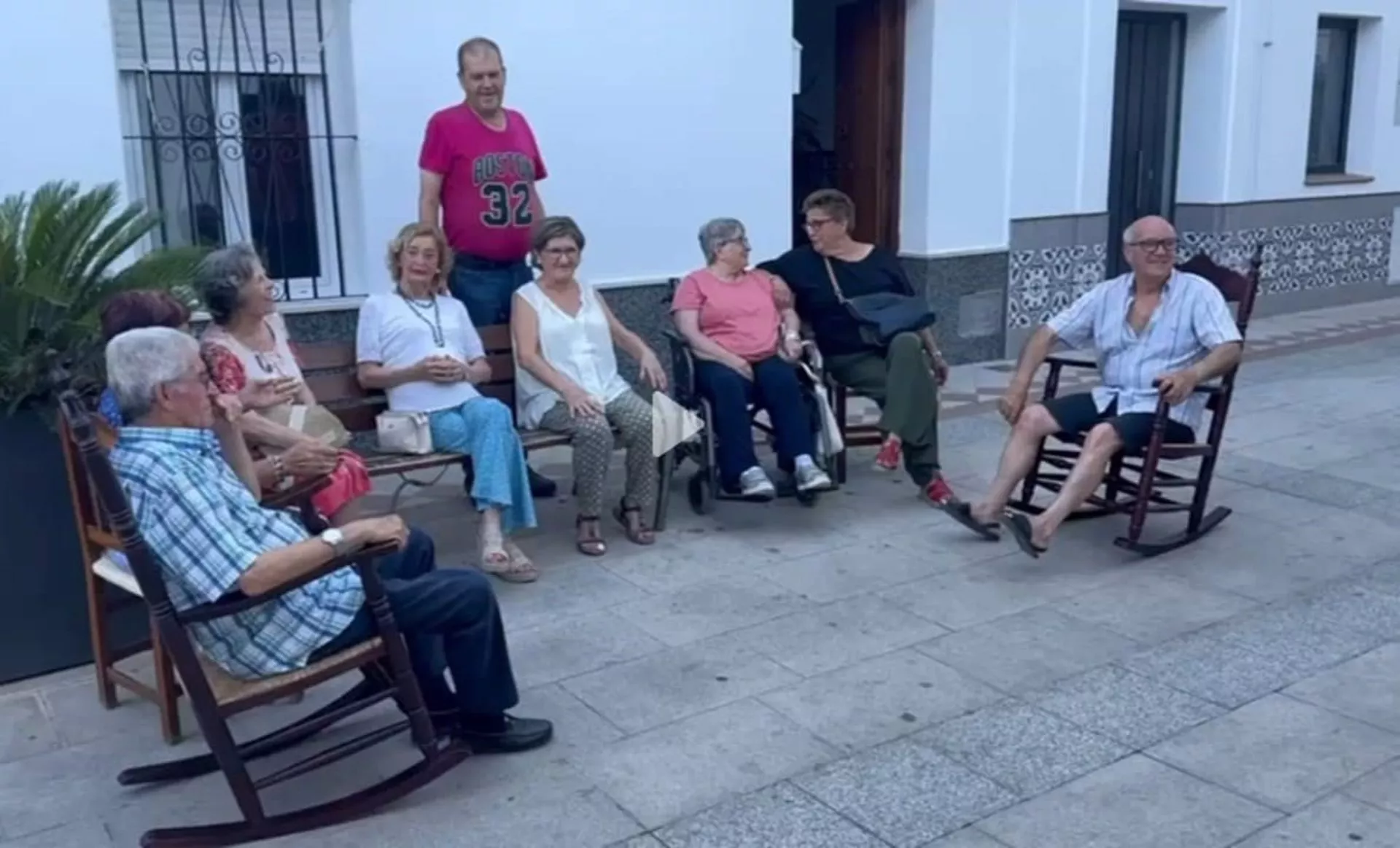 Vecinos de la localidad gaditana sentados al fresco durante el verano