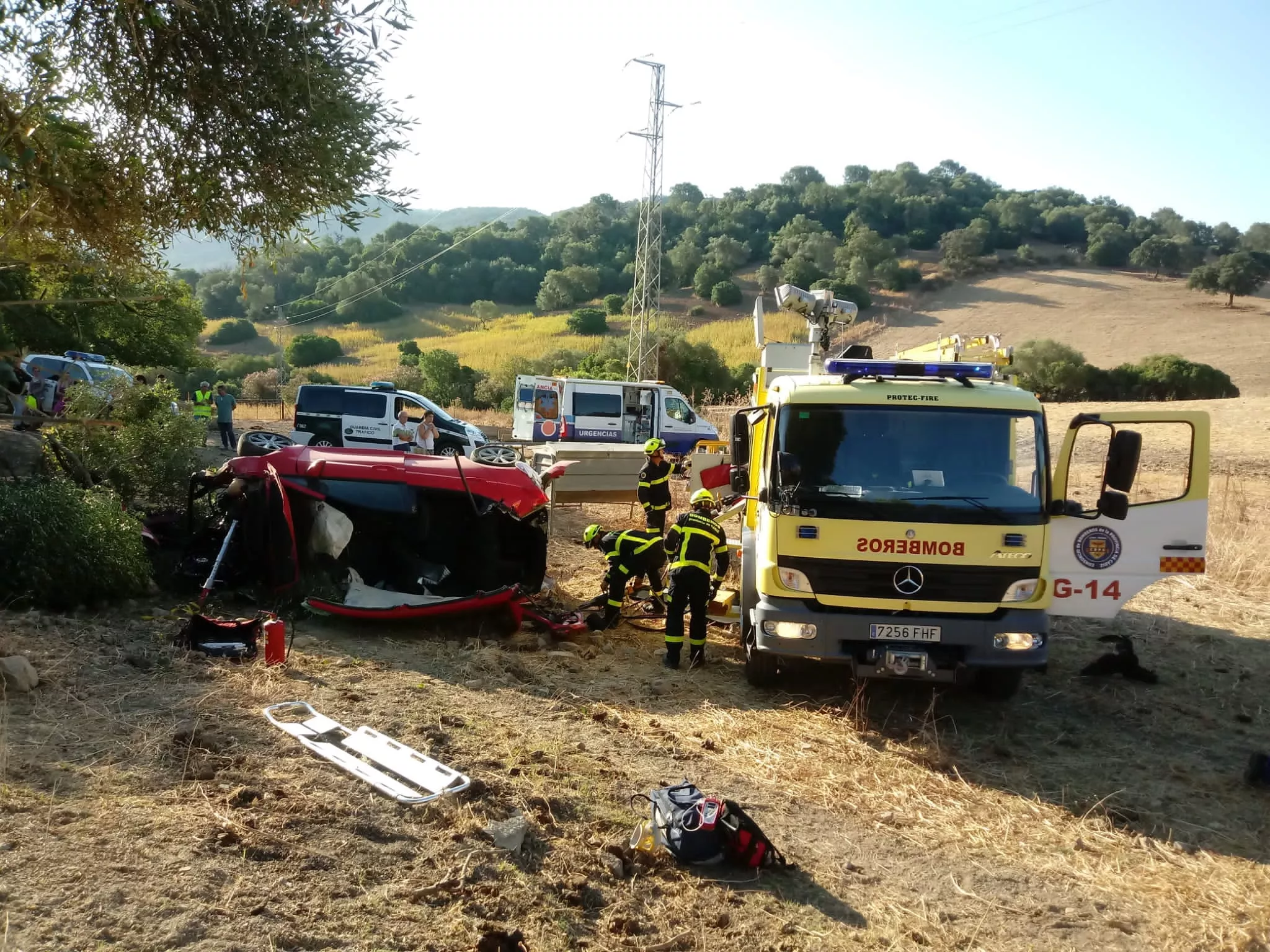 Bomberos trabajando en el rescate de la persona en el interior de su vehículo. 