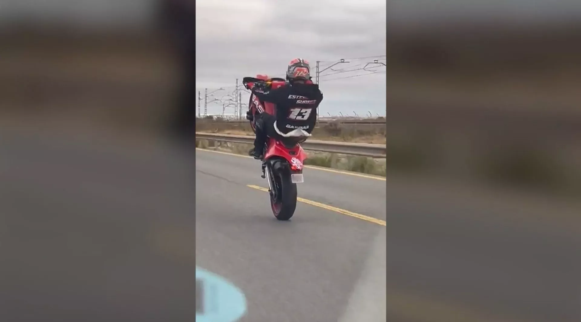 Imagen del motorista haciendo "el caballito" en la carretera de Chiclana.