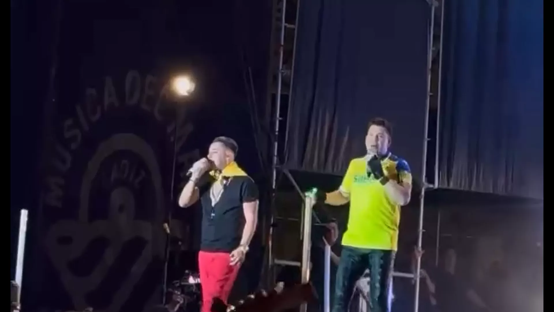 Andy y Lucas, en el concierto de este sábado, cantando el himno oficioso del Cádiz CF.