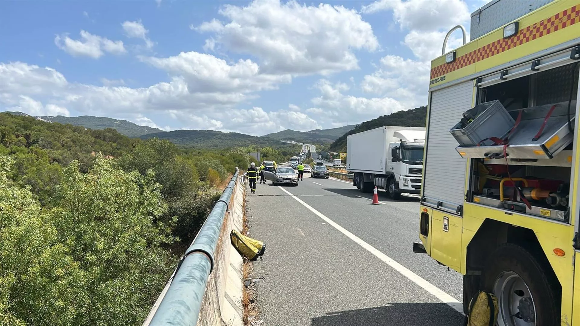 Efectivos de Bomberos en la autovía de Los Barrios en el lugar de los hechos