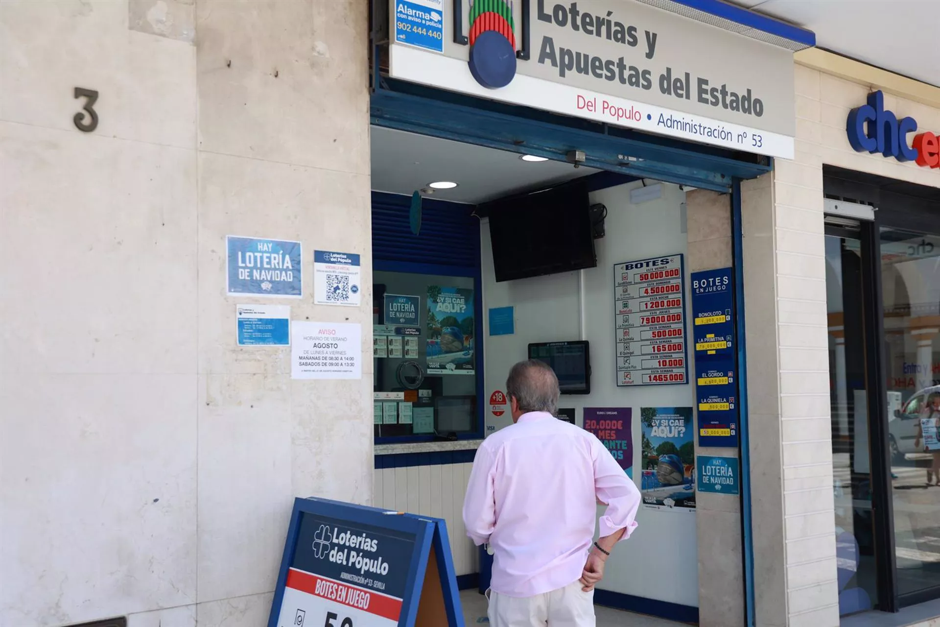 Una persona se dispone a adquirir un boleto en una Administración de Loterias. 