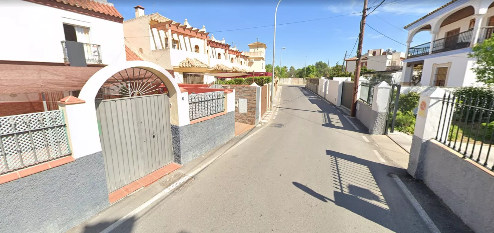 El suceso ha ocurrido al mediodía en la calle San Isidoro de Sevilla