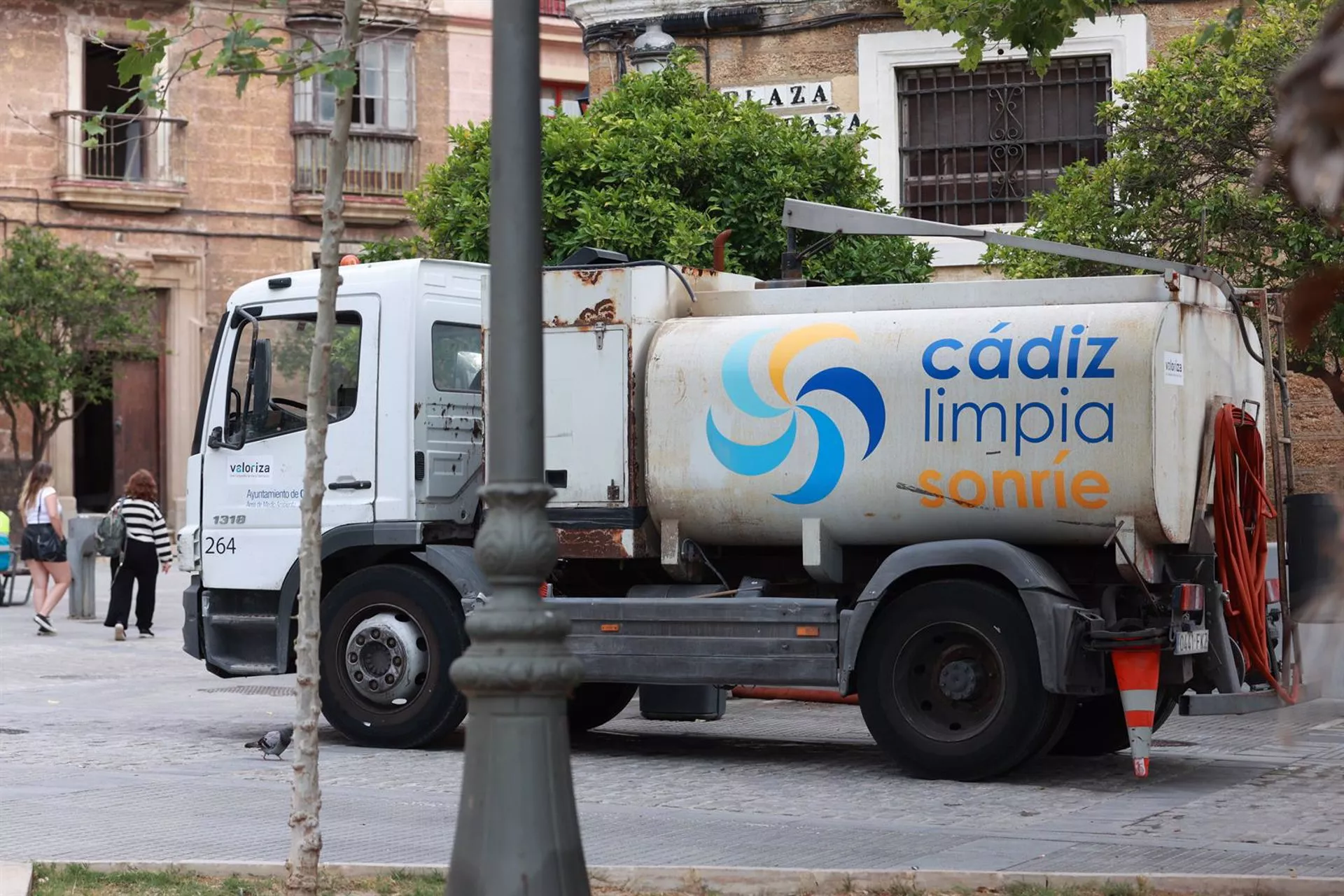 Camión cisterna de servicio por las calles de la capital gaditana