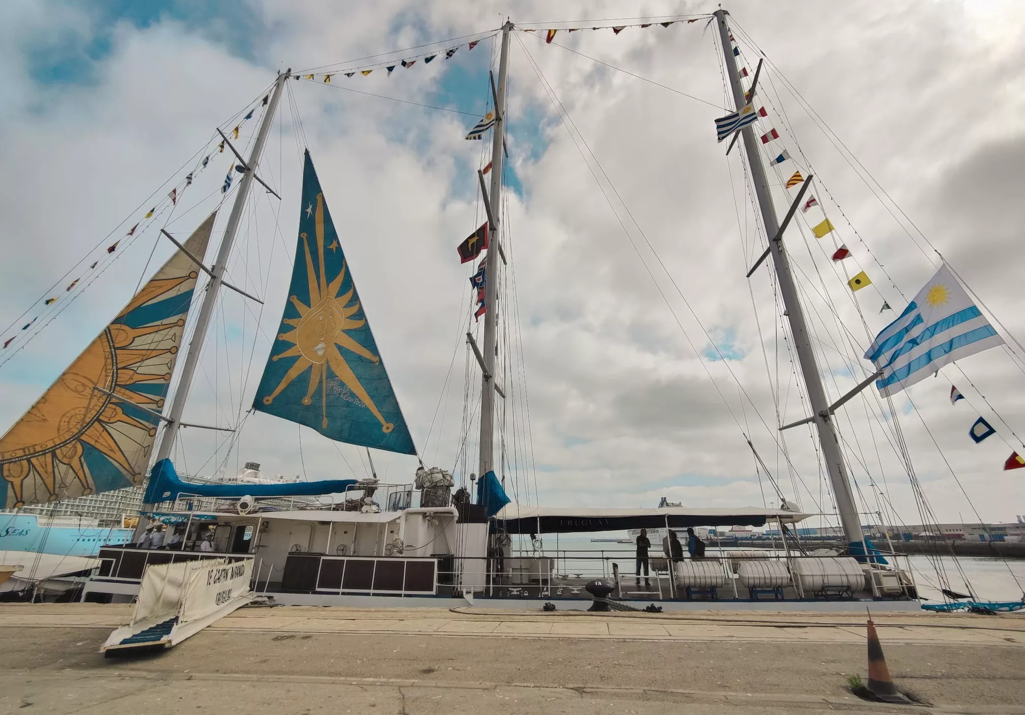 El buque escuela 'Capitán Miranda' atracado en el puerto gaditano. 