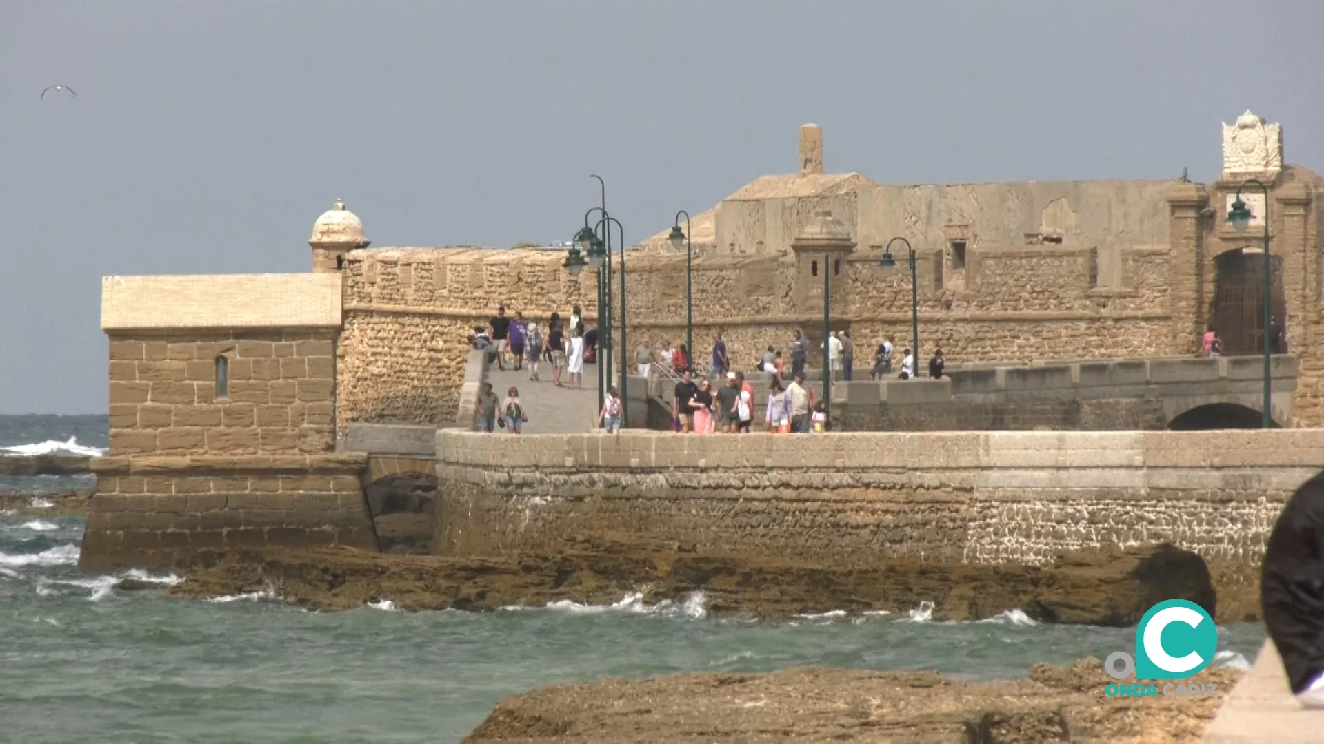 Turistas visitando el Castillo de San Sebastián de Cádiz. 