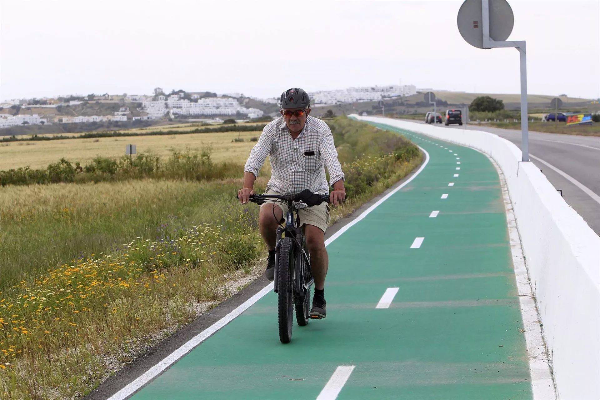 Un ciclista en el tramo de Eurovelo entre Conil y Los Caños Un ciclista en el tramo de Eurovelo entre Conil y Los Caños