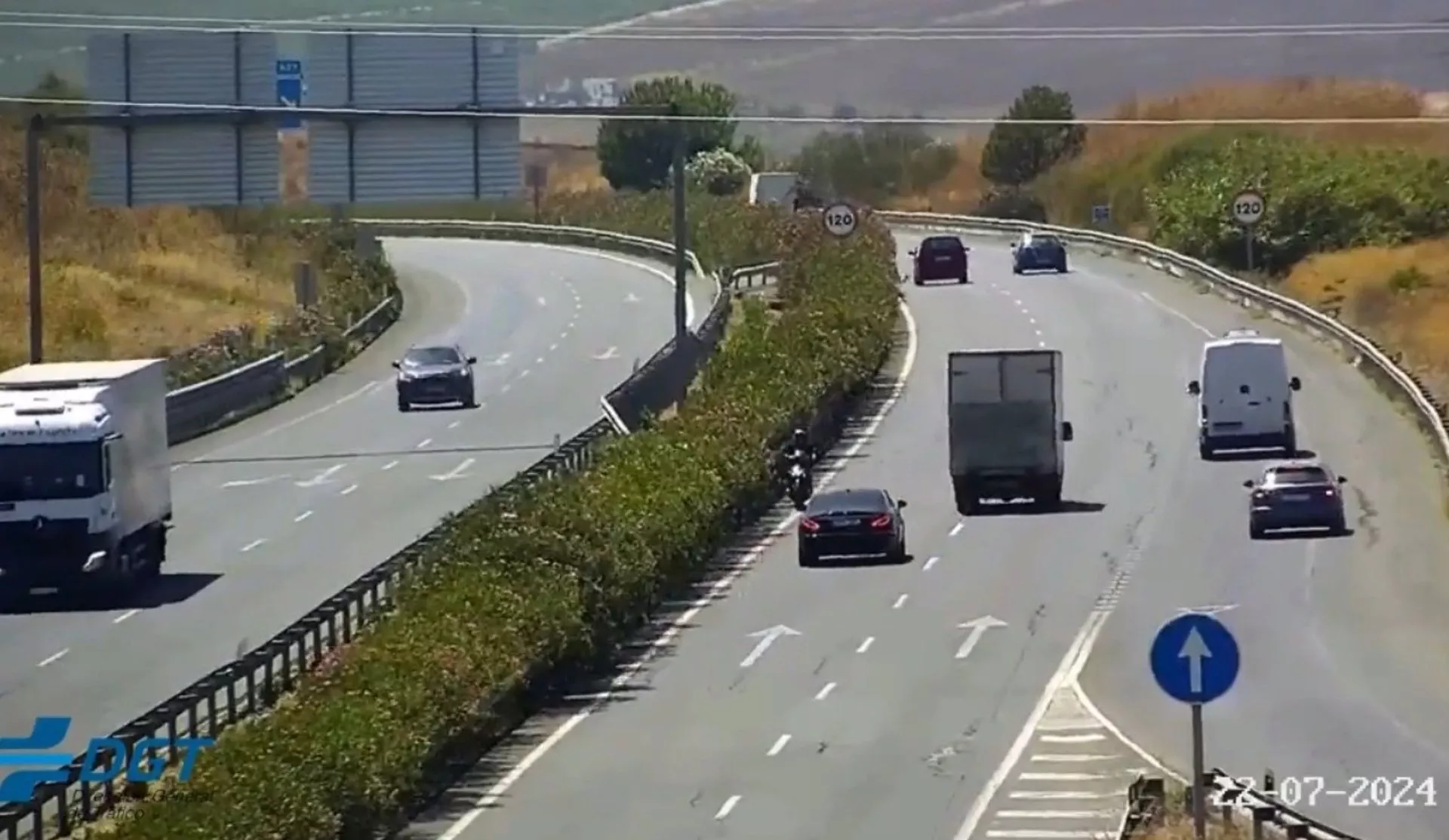 Imagen de la moto circulando en sentido contrario por la A-4 captada por las cámaras de la DGT.