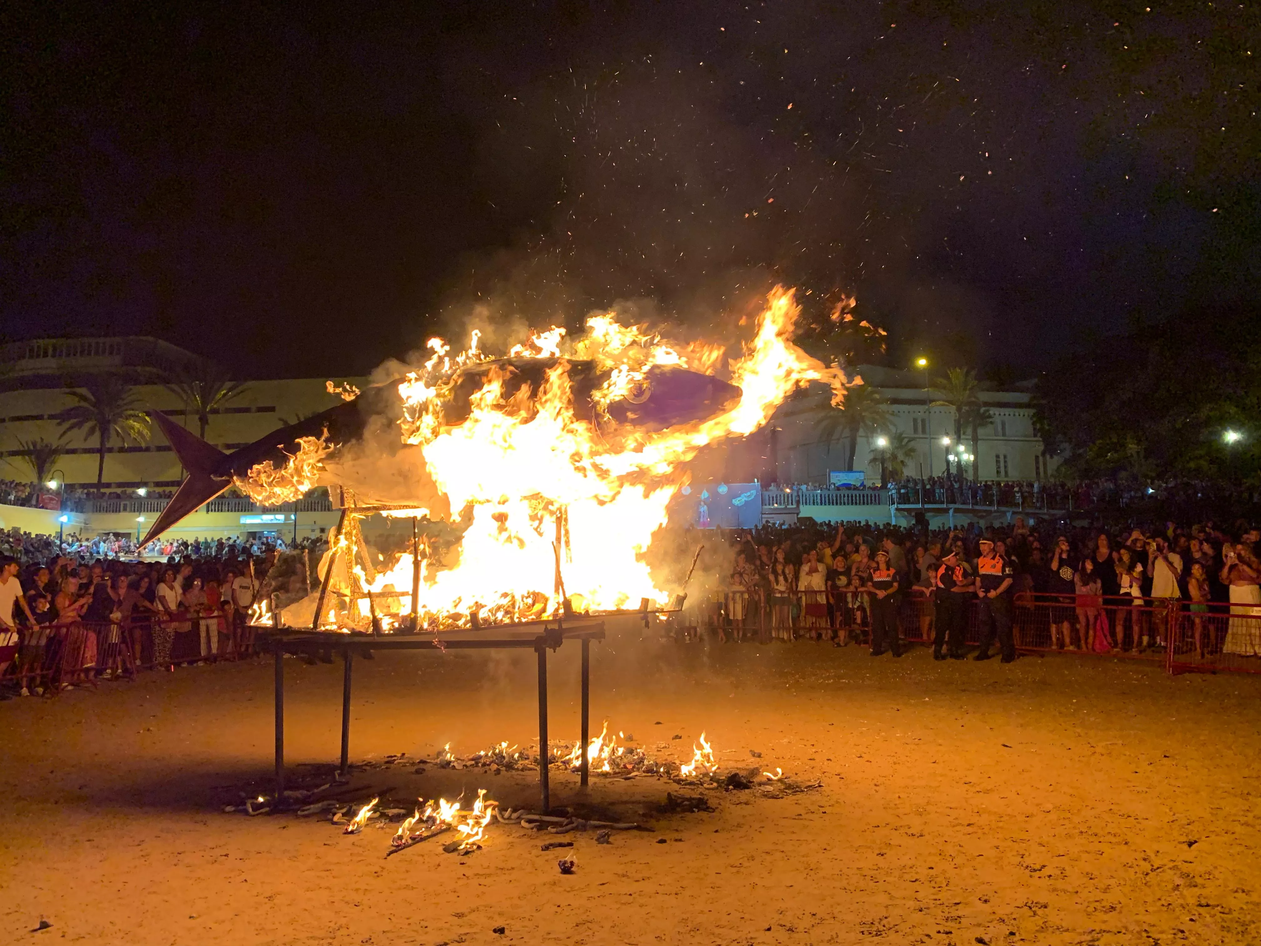 La quema de la caballa ha congregado a numeroso público en La Caleta.