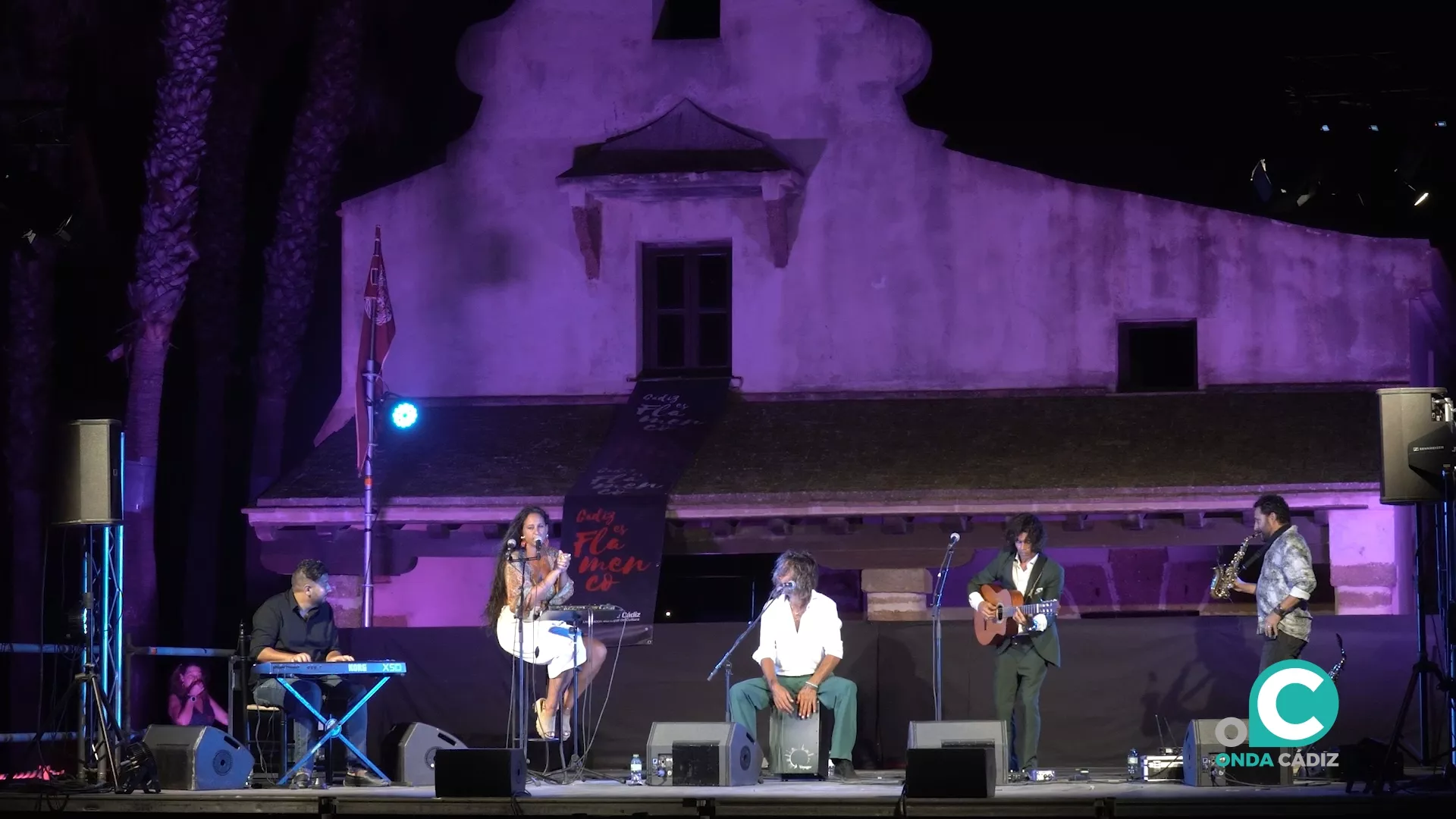 Buen ambiente en la fortaleza del castillo, donde se pudo disfrutar del espectáculo del dúo Makarines. 