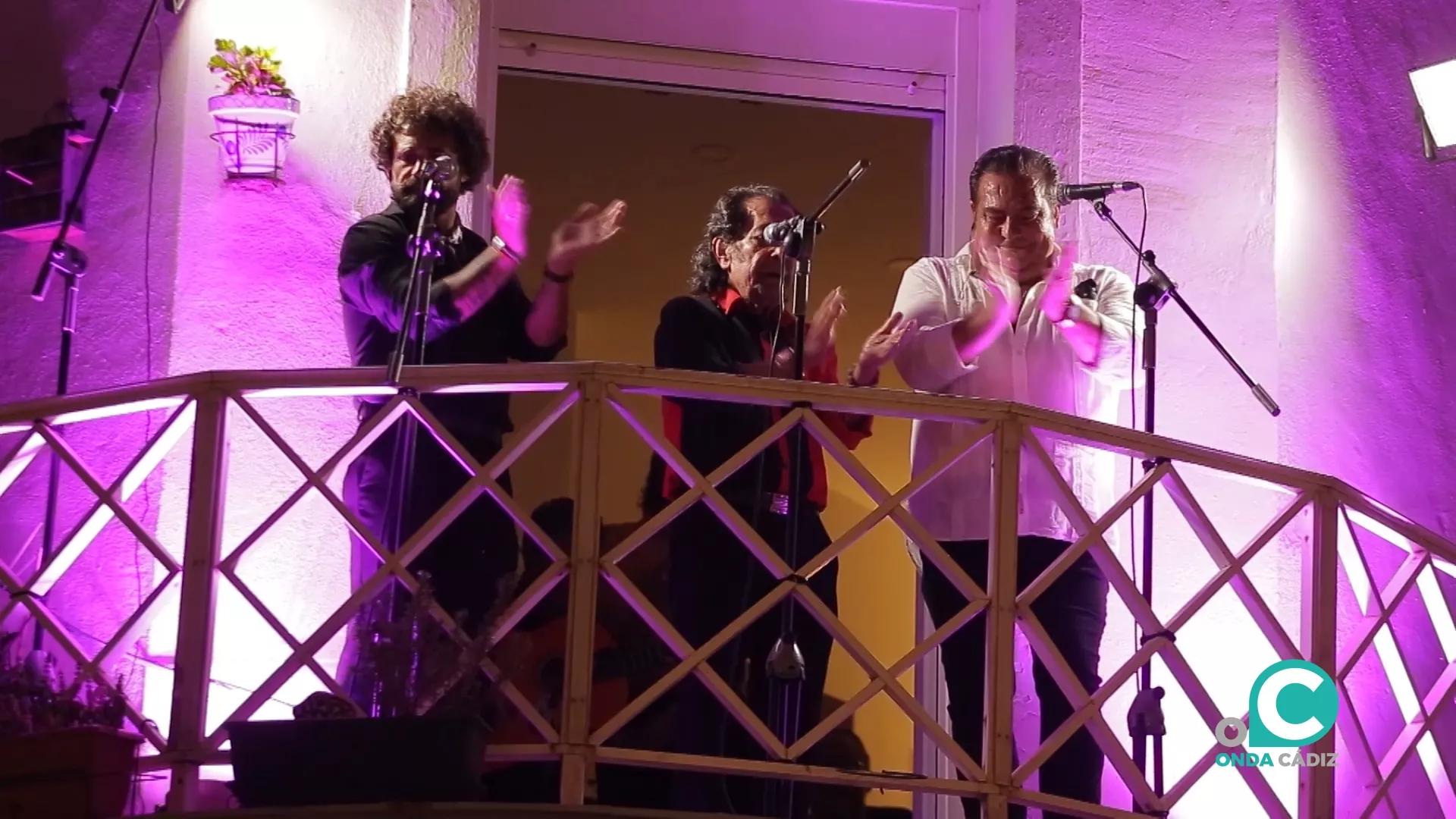  Juan Villar, Paco Reyes y Selu del Puerto ofrecieron un recital en la Plaza de la Merced. 