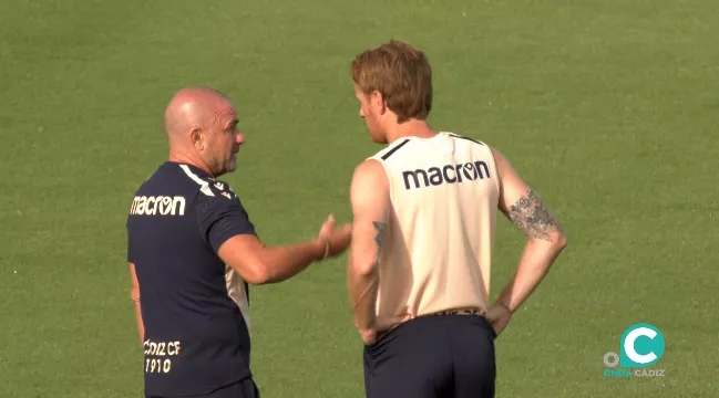 Paco López dialoga con Alex Fernández en el entrenamiento de este miércoles