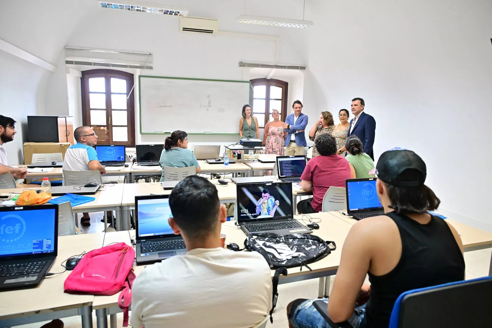 Bruno García en la visita a uno de los cursos que imparte actualmente el IFEF