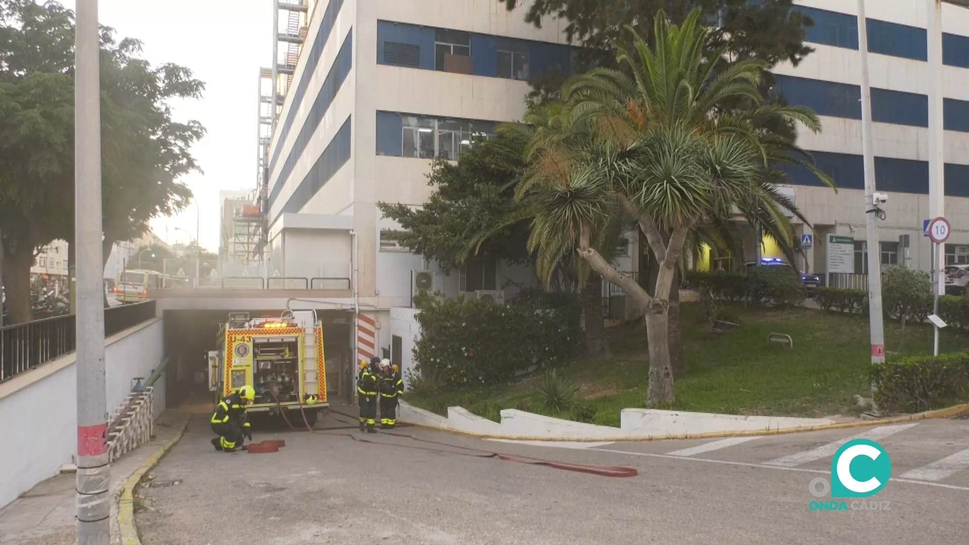 Efectivos de bomberos actuando en el incendio ubicado en el túnel de servicios del Puerta del Mar. 