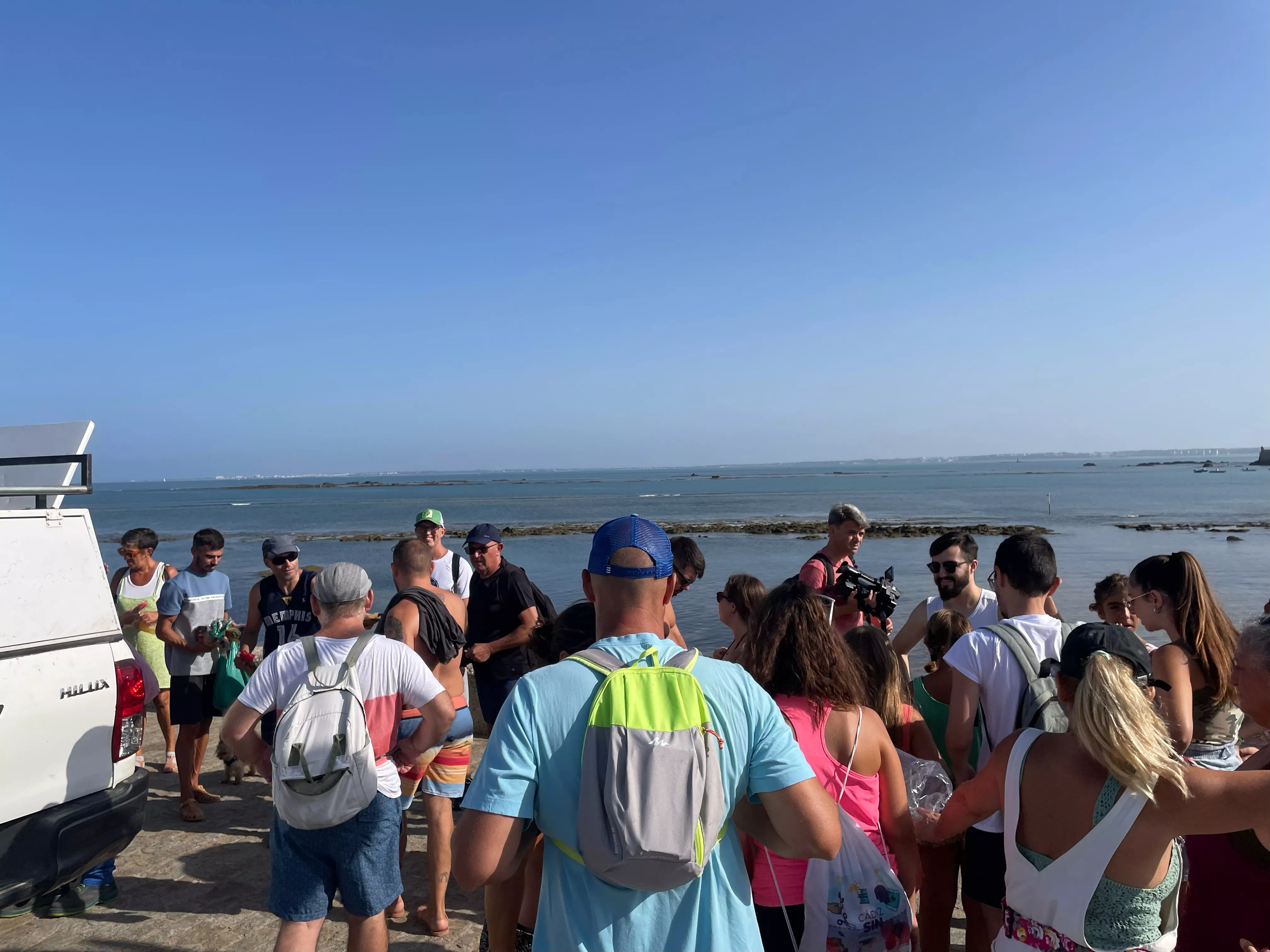 Voluntarios y voluntarias en La Caleta