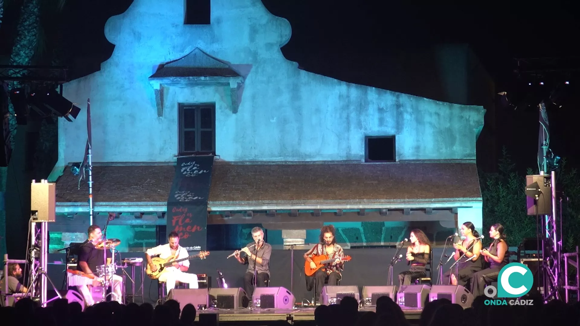 Lin Cortés rinde homenaje a sus raíces en el espectáculo ofrecido en el Castillo de Santa Catalina. Lin Cortés rinde homenaje a sus raíces en el espectáculo ofrecido en el Castillo de Santa Catalina.