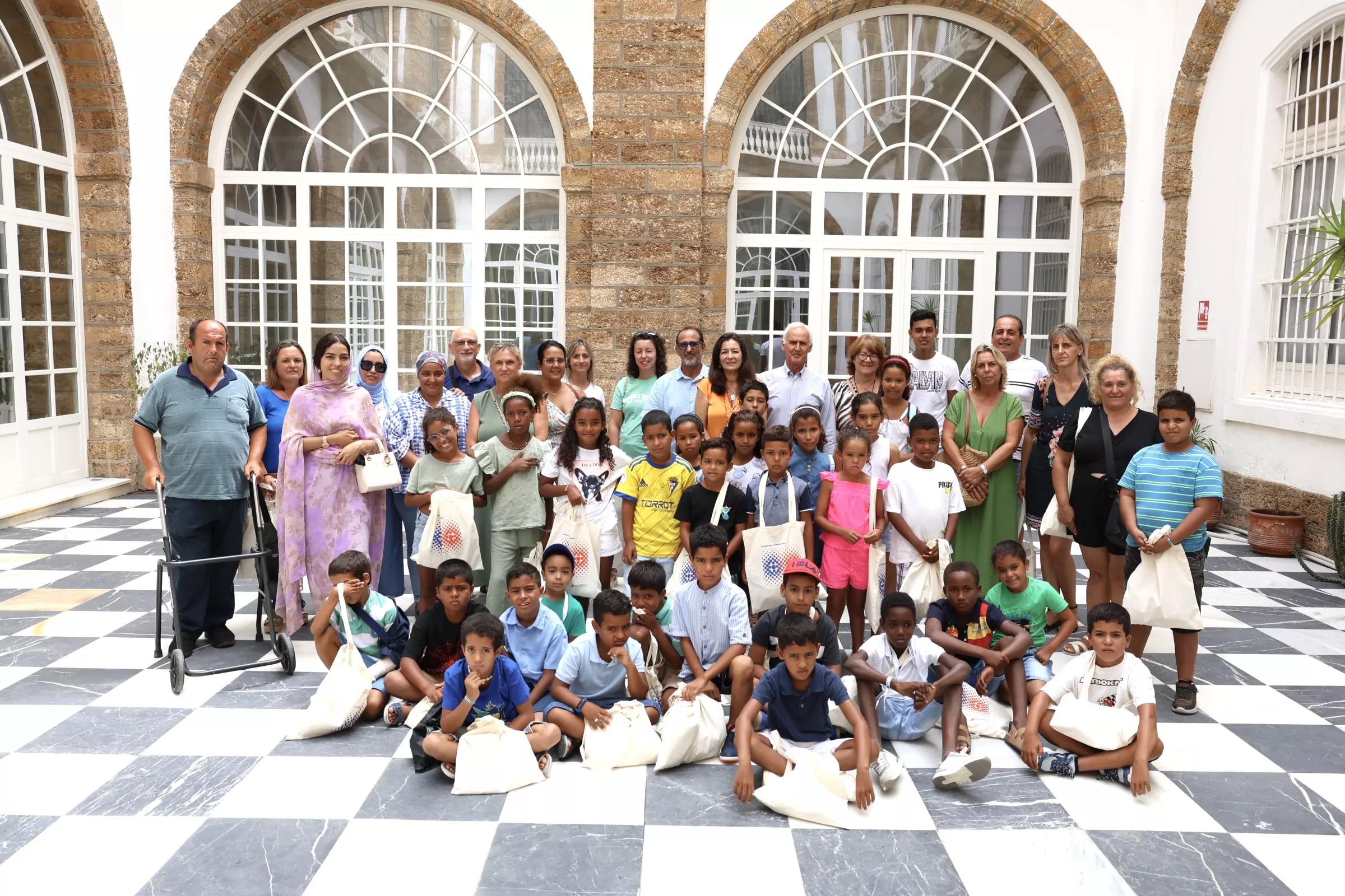 Fotografía de grupo de la recepción a los menores saharauis en el Palacio Provincial. 