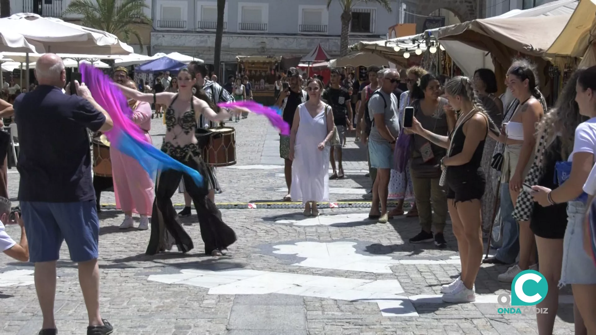 La música andalusí ameniza las calles de la ciudad.