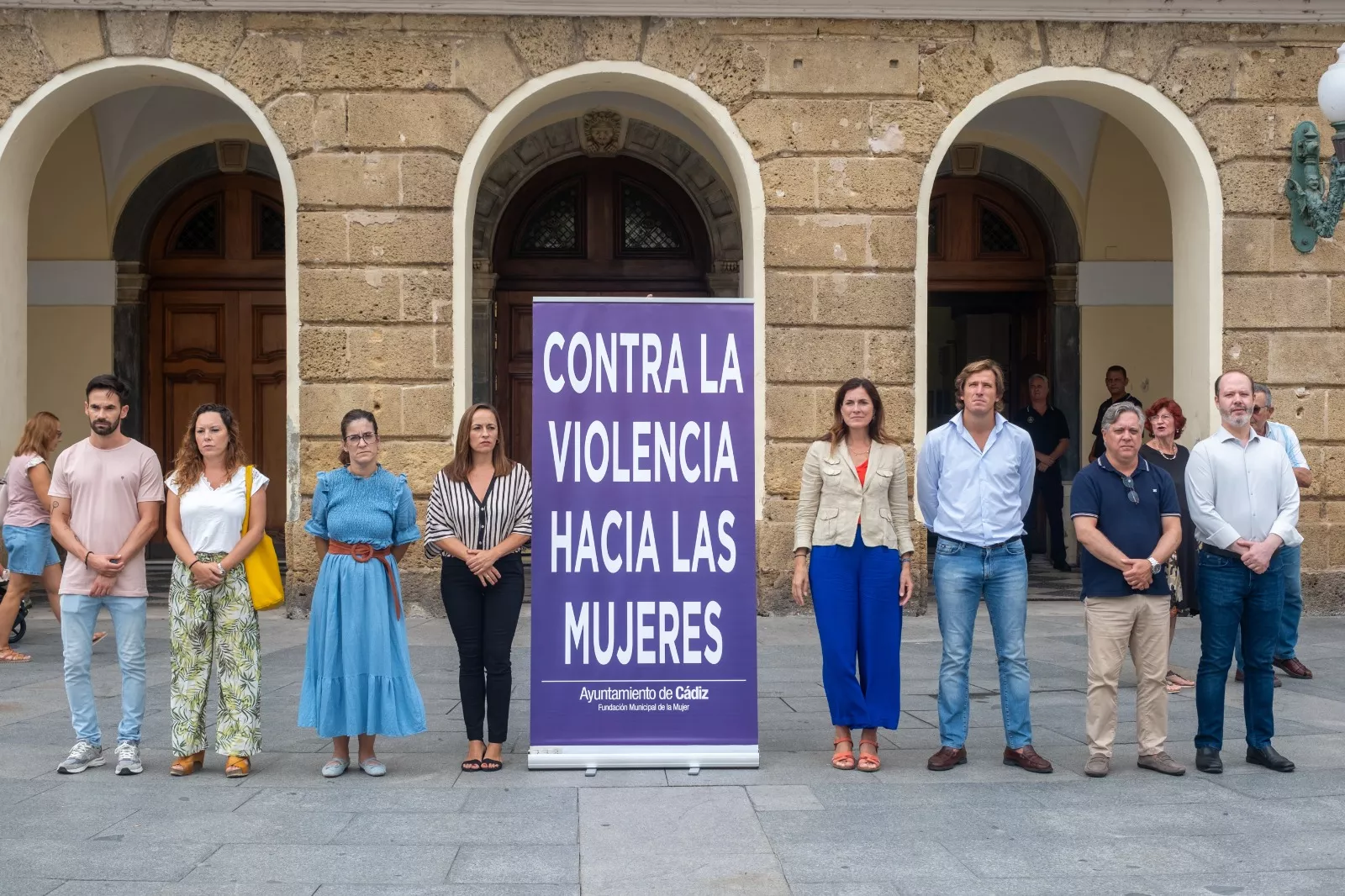 Concejales guardan el minuto de silencio frente al Ayuntamiento