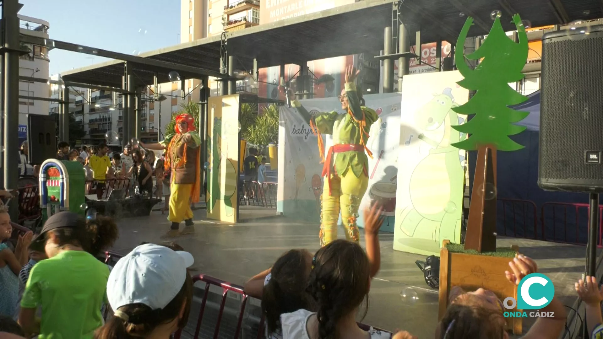 Familias disfrutan del espectáculo infantil 'Canta y baila con Mon El Dragón' en la Glorieta Ana Orantes.