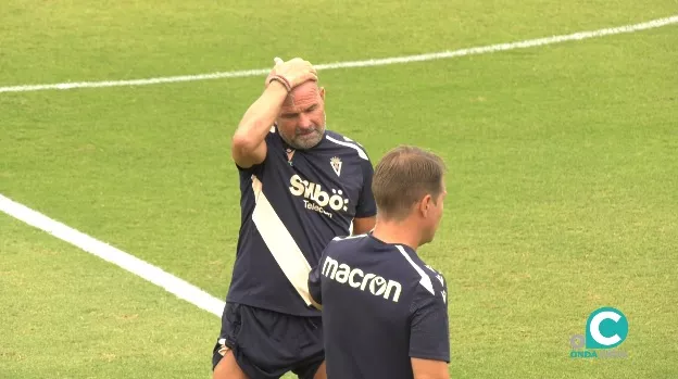 Paco López dialoga con el preparador físico Manu Poblaciones durante el entrenamiento 