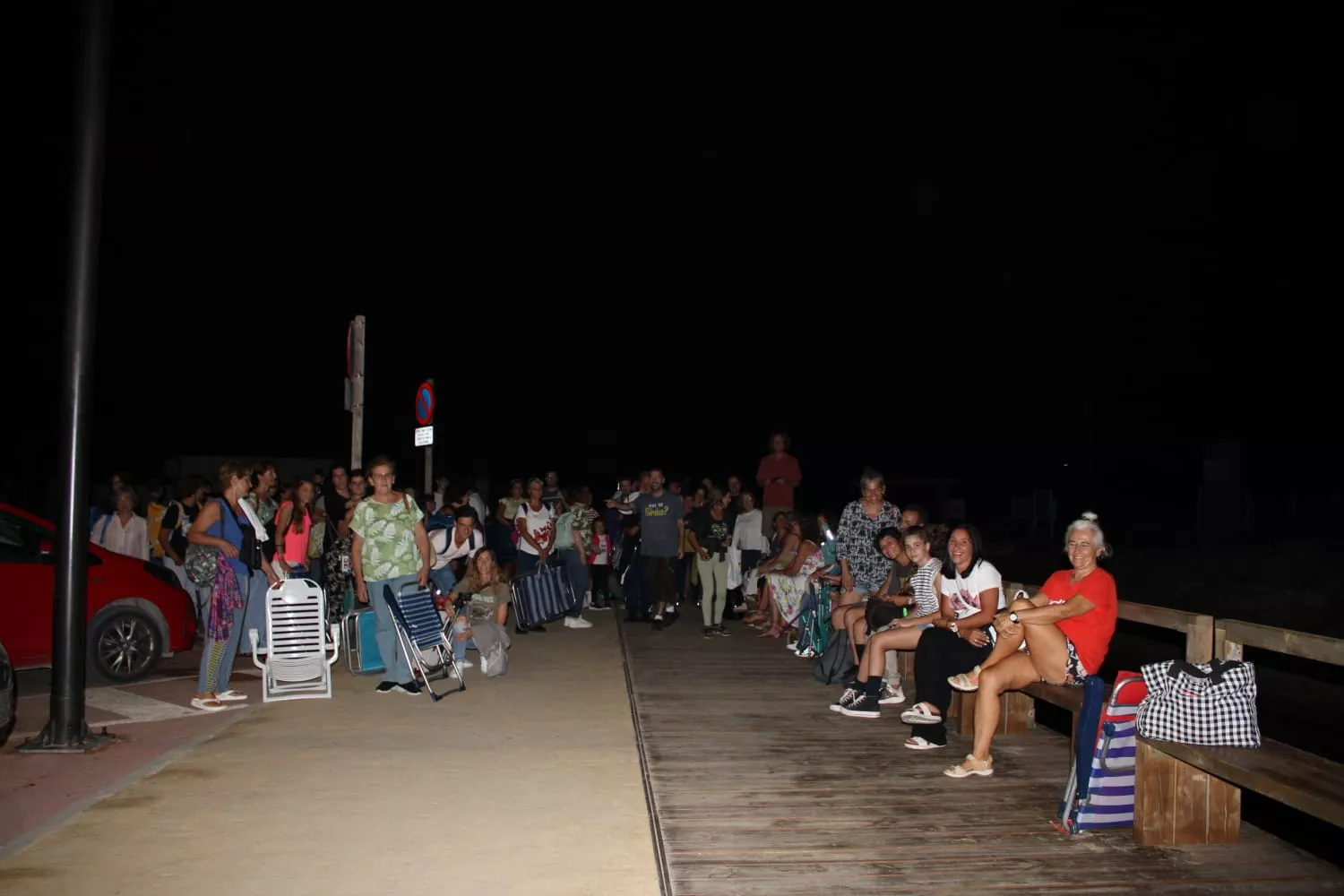 Un grupo de personas se reúnen en la playa de Camposoto para disfrutar de las Perseidas. 