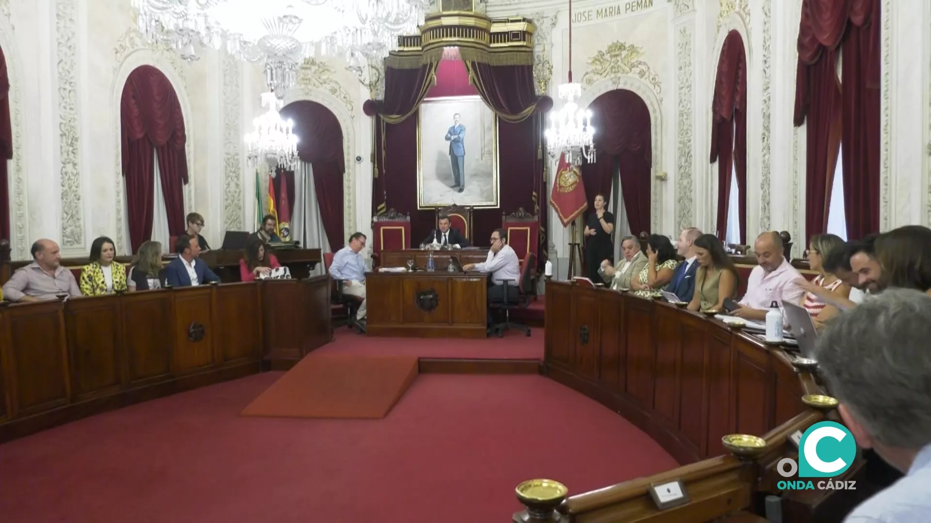 Imagen de una sesión plenaria en el salón de plenos del Ayuntamiento de Cádiz. 