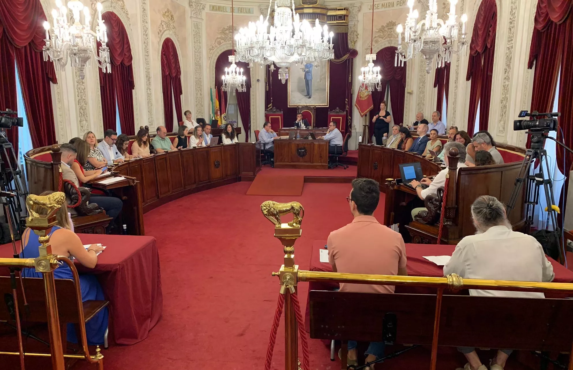 La corporación del Ayuntamiento de Cádiz debate en la sesión de pleno extraordinaria. 