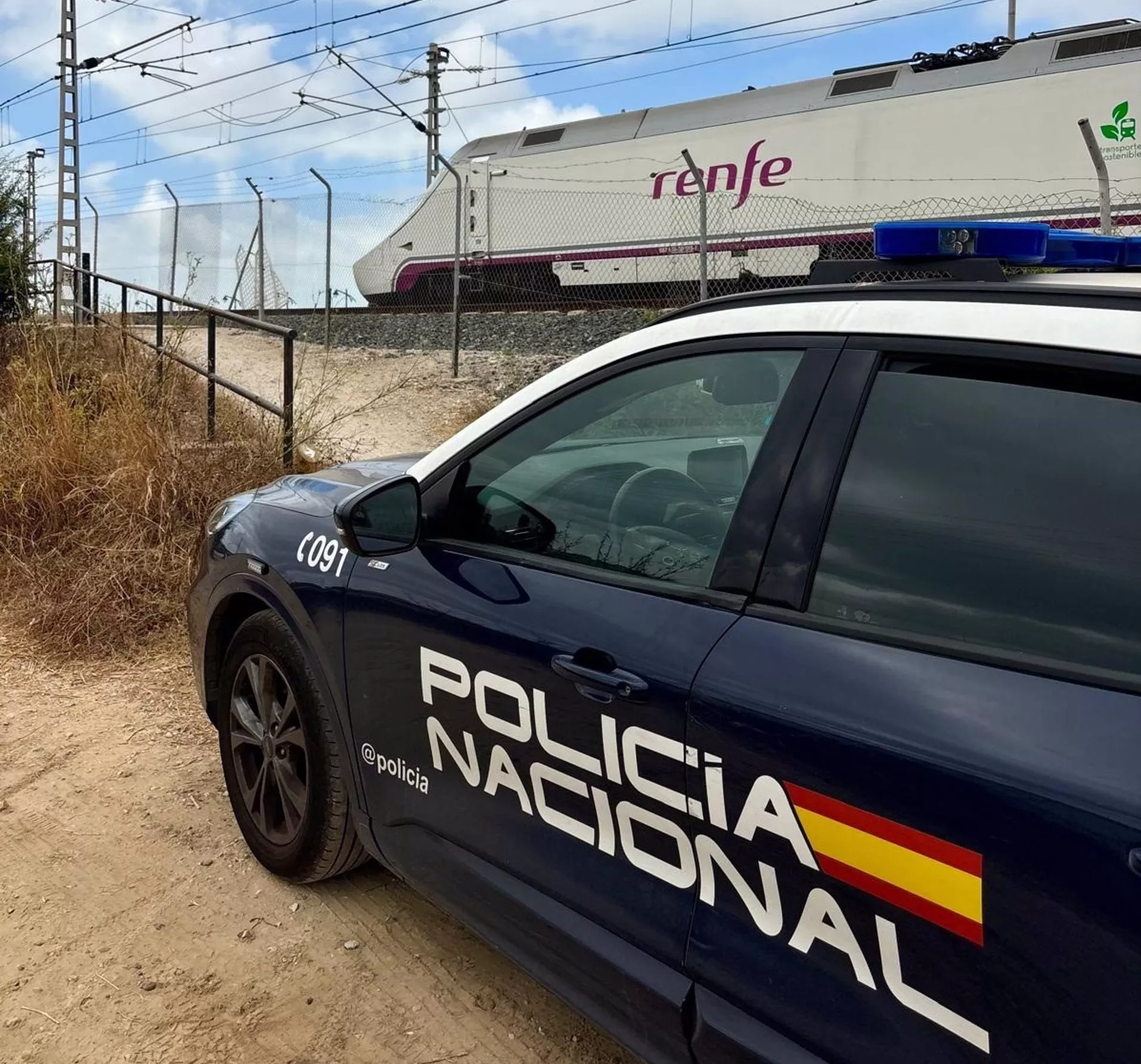 Un vehículo de la Policía Nacional en la estación de tren de El Puerto de Santa María